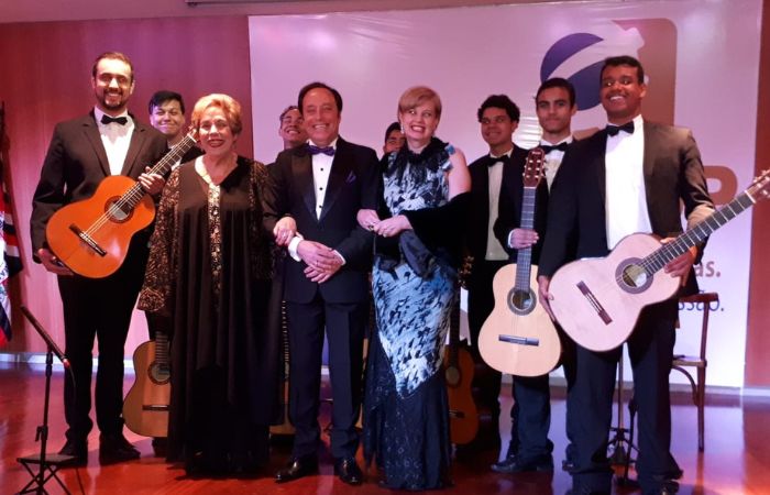 Grupo de violonistas da Escola de Música Notas de Ouro em evento no CRCSP
