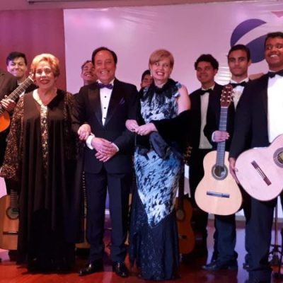 Grupo de violonistas da Escola de Música Notas de Ouro em evento no CRCSP